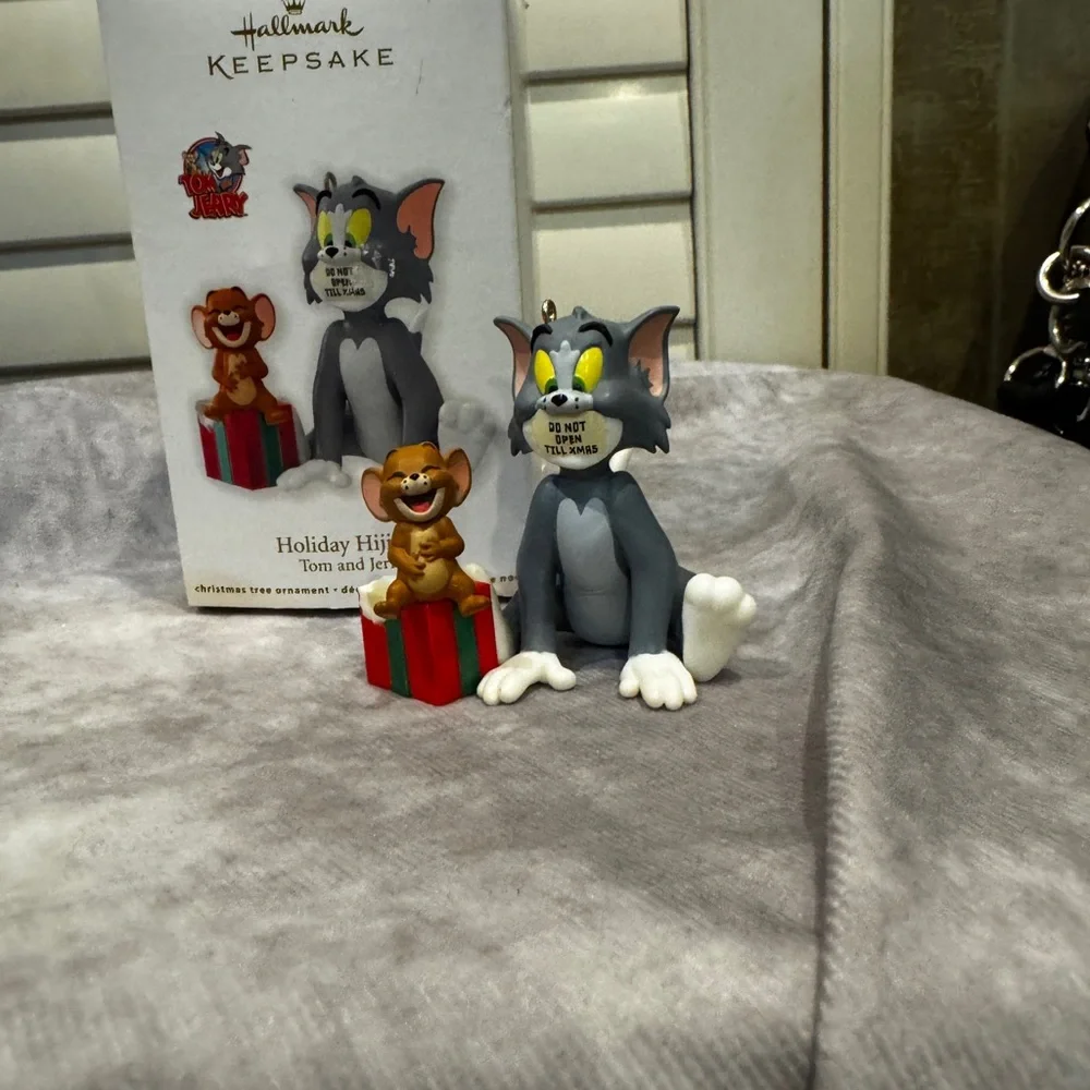 Hallmark Tom and Jerry Festive Figurine with Red and Gray‎ Accents